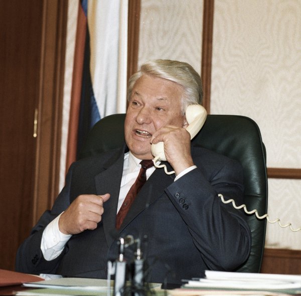 Ельцин Борис Николаевич звонит