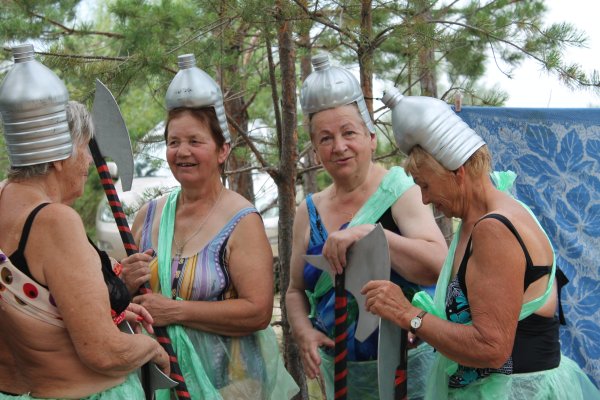 Голые пожилые на фестивале