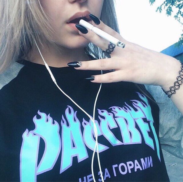 Красивые девушки в бейсболках