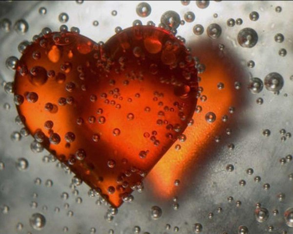 Love надпись на черном фоне