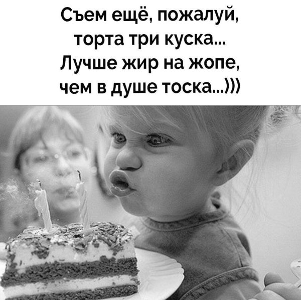 Красивая девушка смеется
