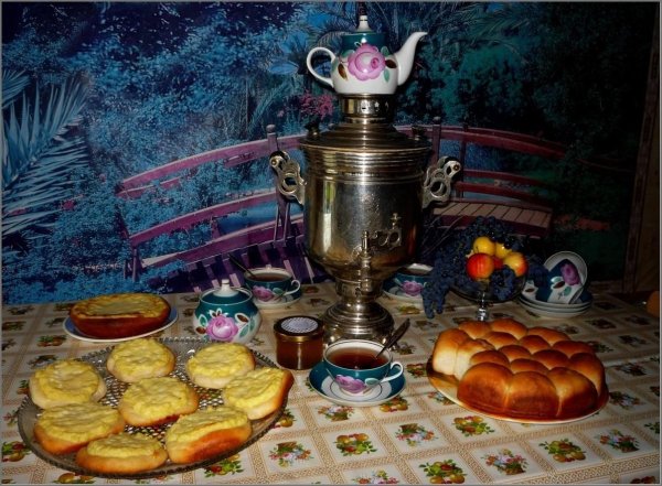 Чайный стол с самоваром