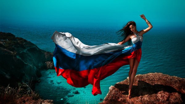 Девушка с русским флагом