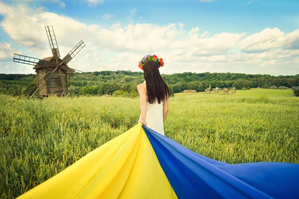 Украинка в поле