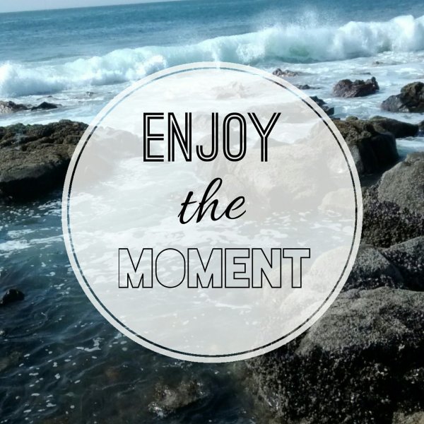 Enjoy the moment надпись