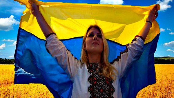 Украинка с флагом