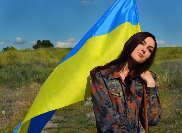 Человек с флагом Украины