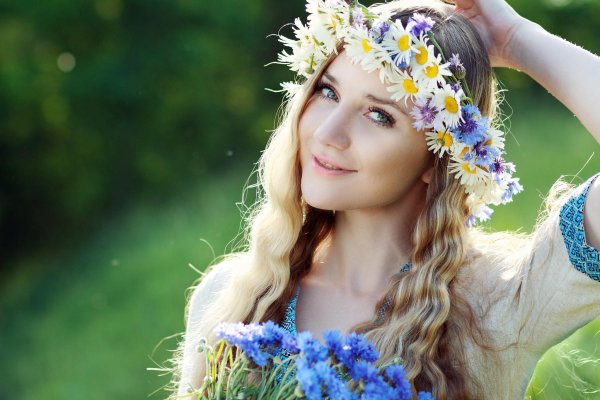 Женщина в венке из цветов
