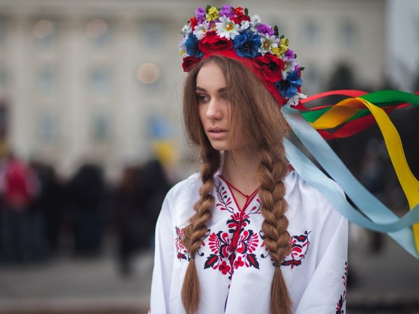 Украинка в венке
