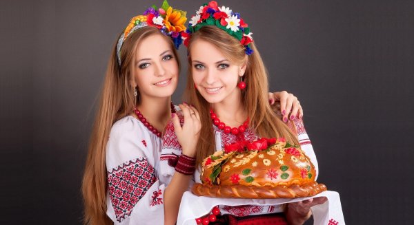 Девушка с караваем