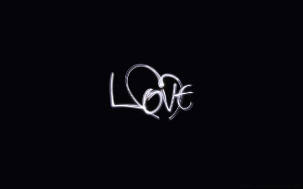 Love надпись на черном фоне