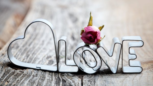 Love на Красном фоне