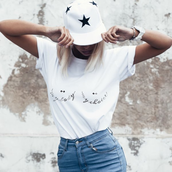 Веселая девушка в футболке