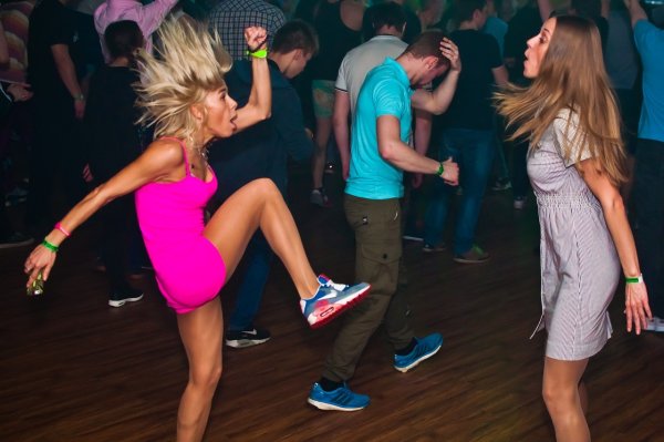 Девушка танцует на дискотеке