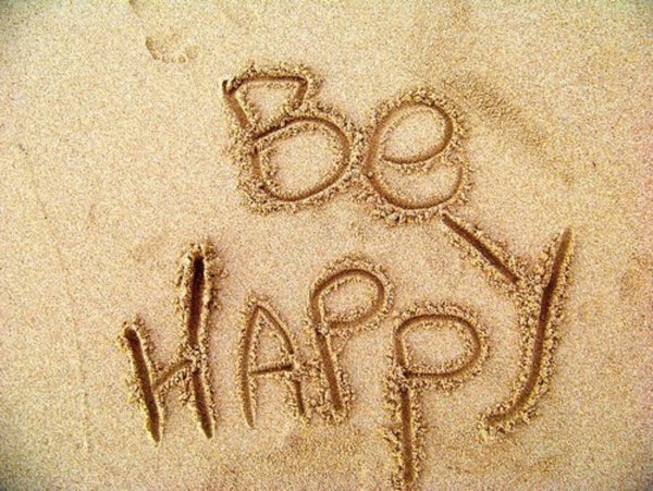 Надпись на песке счастье