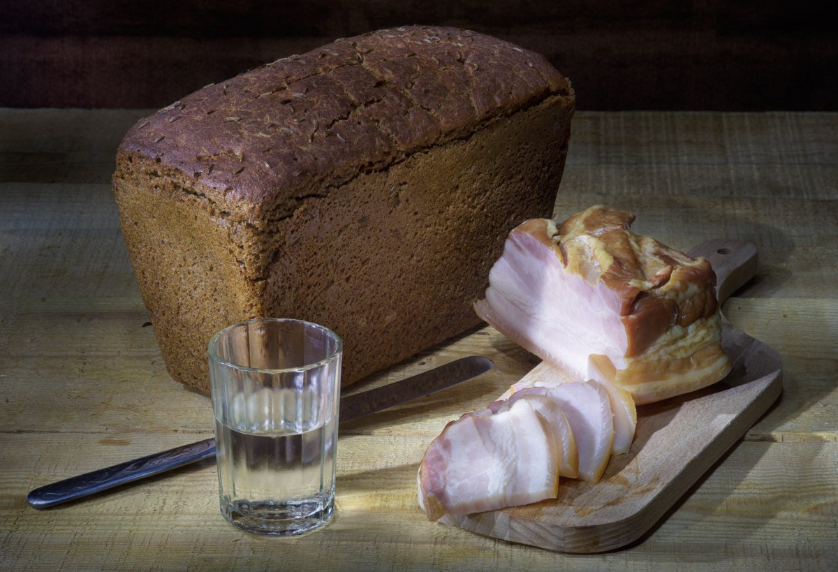 Колбаса сахар хлеб. Сало с хлебом. Натюрморт с хлебом. Хлеб с салом и чесноком. Сало с черным хлебом.