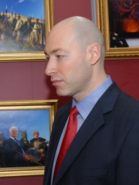 Дмитрий Гордон в профиль