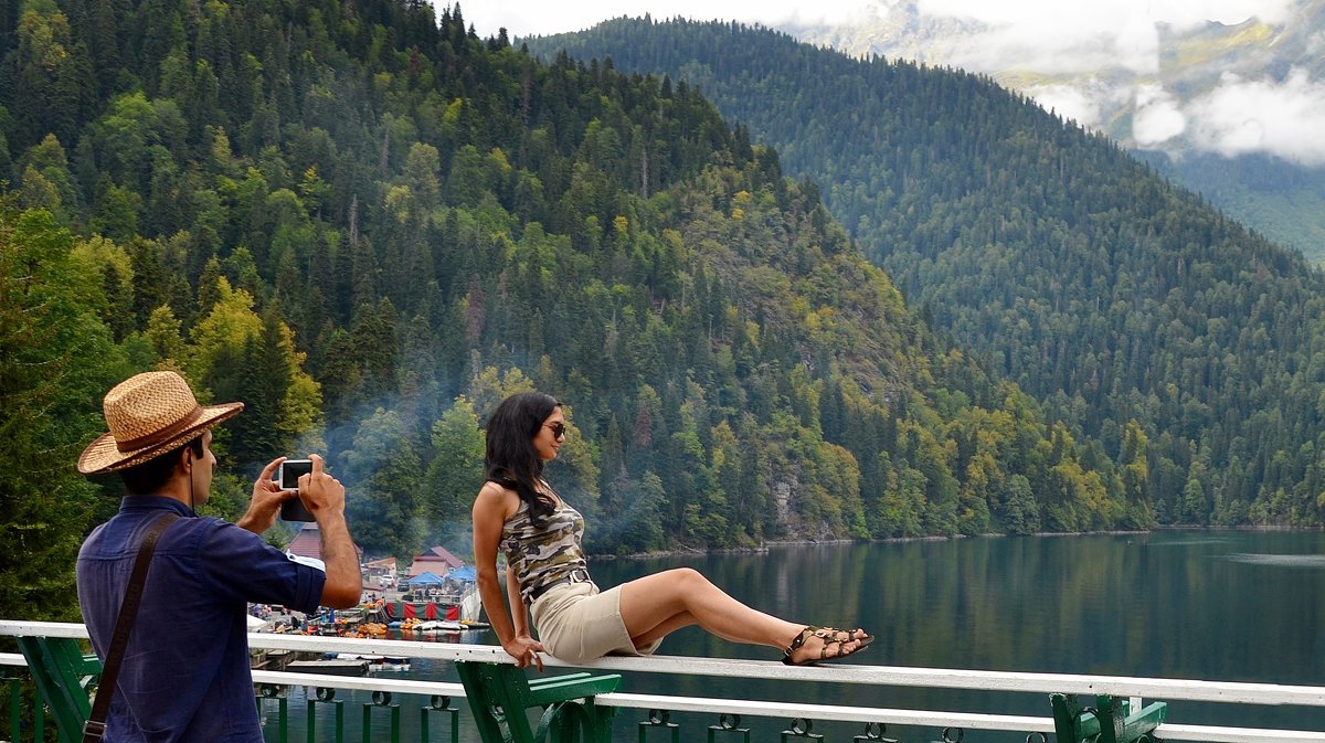 Тур на двоих в июне. Абхазия Рица туристы. Озеро Рица туристы. Кемпинг на озере Рица Абхазия. Золотое кольцо Абхазии озеро Рица.
