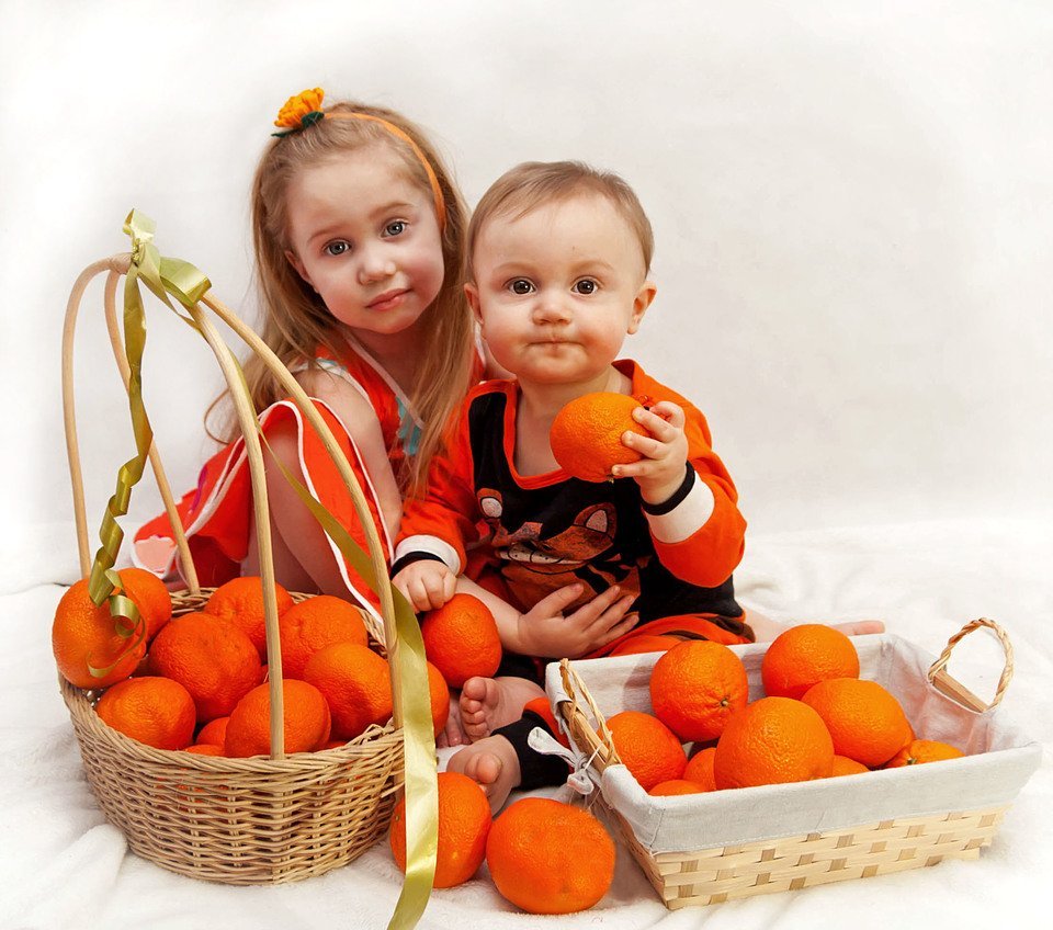 Почему ребенок оранжевый. Оранжевое настроение. Фотосессия оранжевое настроение. Апельсиновая фотосессия. Апельсиновые дети.