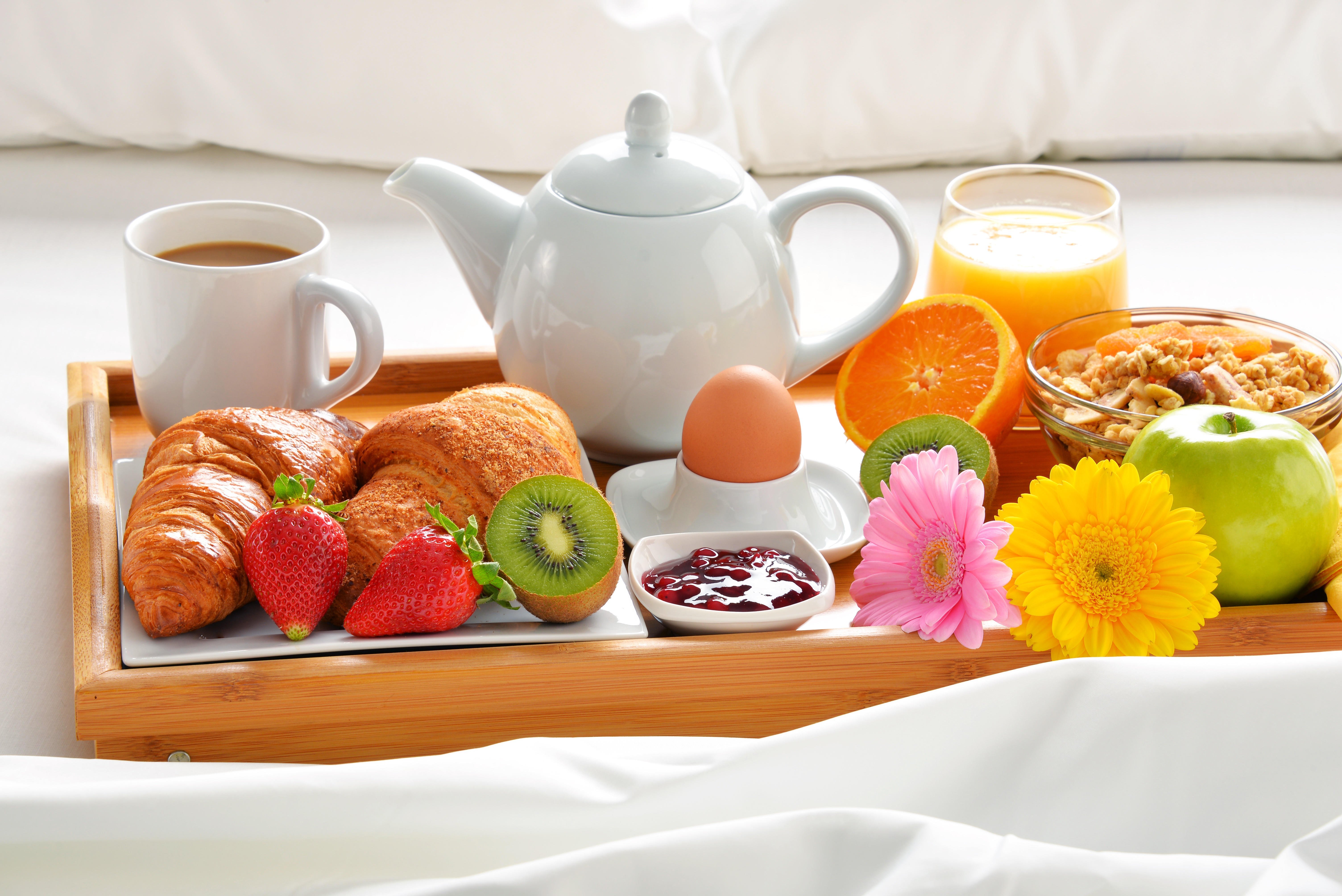 Картинки утро. Утренний завтрак. Завтрак в постель. Красивый утренний завтрак. Доброе утро завтрак.