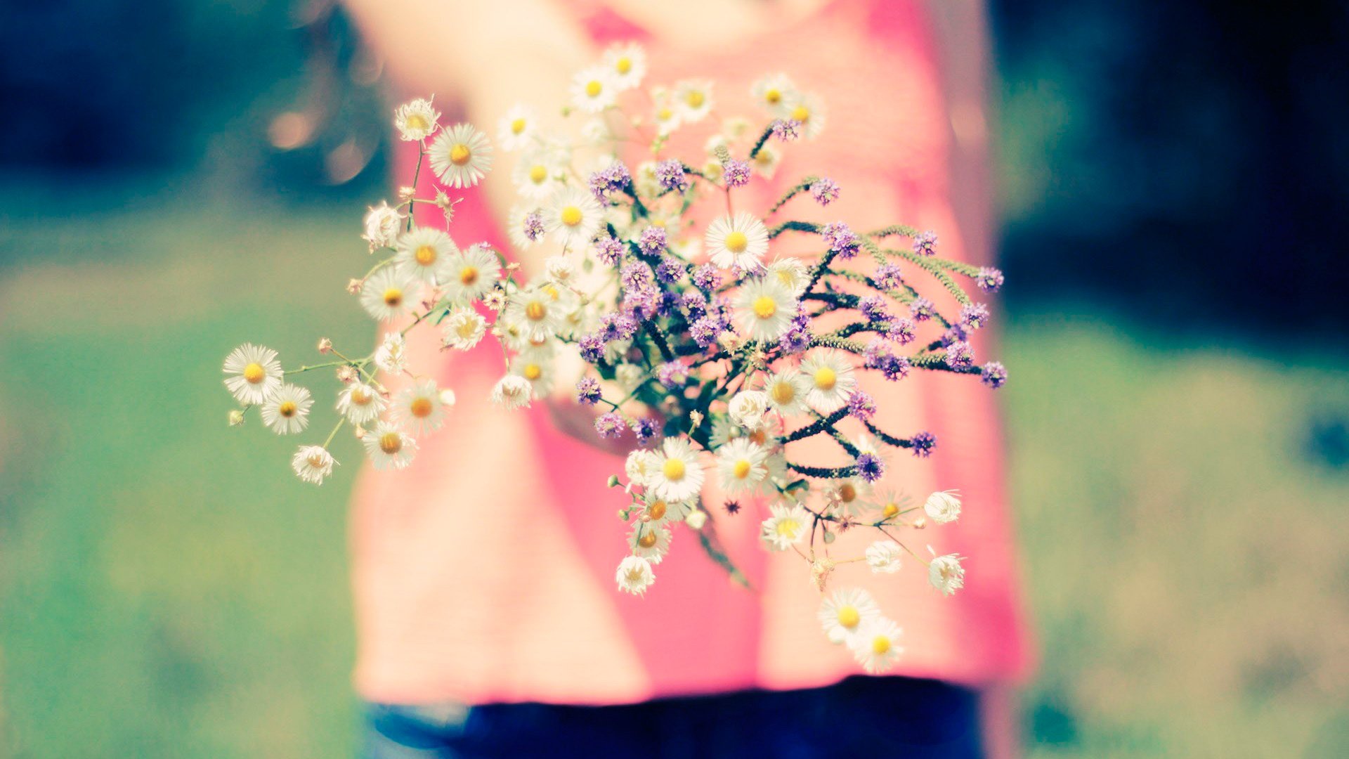 Весенние цветы в руках
