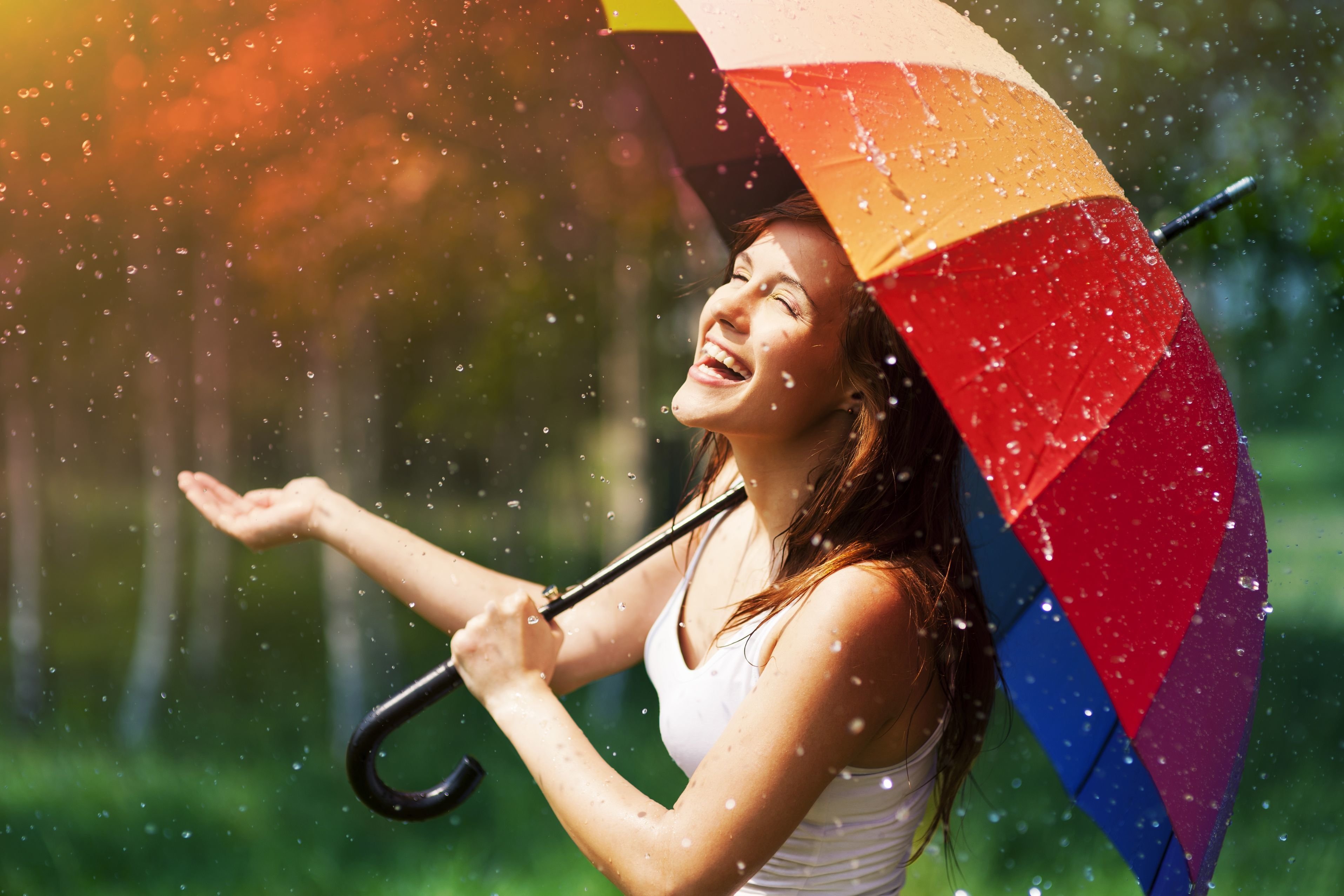 Радоваться мелочам жизни. Яркие эмоции. Человек под зонтом. Счастливая девушка. Позитивная девушка.