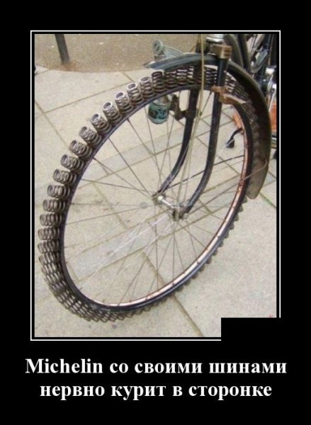 Нервно курит в сторонке