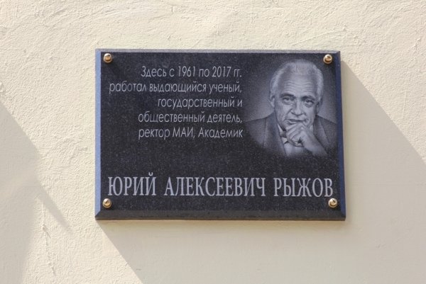 Нас учат жизни воры и благородству подлецы