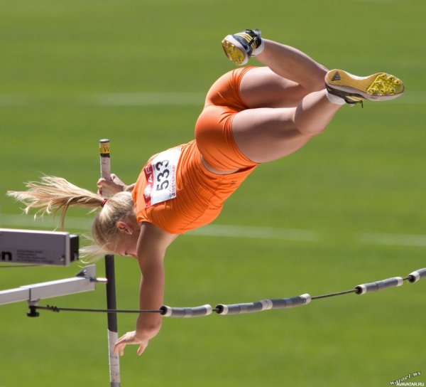 Спортсменка в прыжке