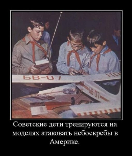 Мальчик в клубе склеил модель