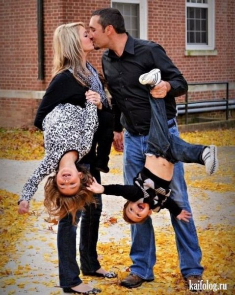 Мужик среди детей