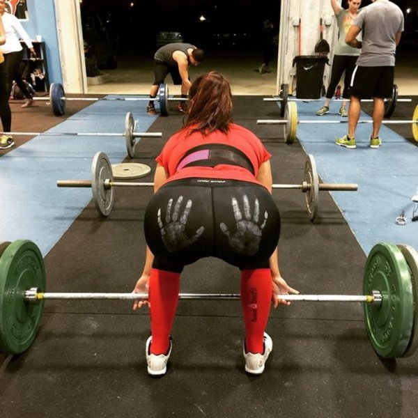 Смешные девушки в тренажерном зале