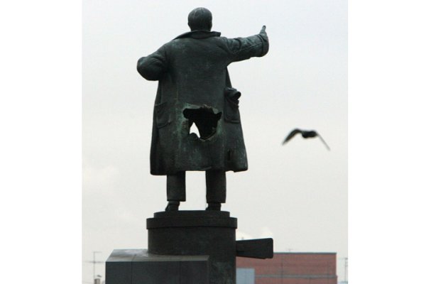 Памятник Ленину возле Финляндского вокзала взорванный