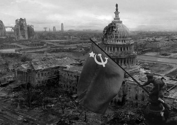 Флаг СССР над Капитолием