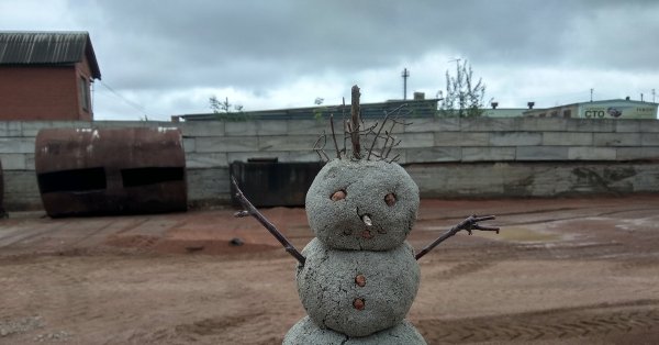 Слепила снеговика из бетона