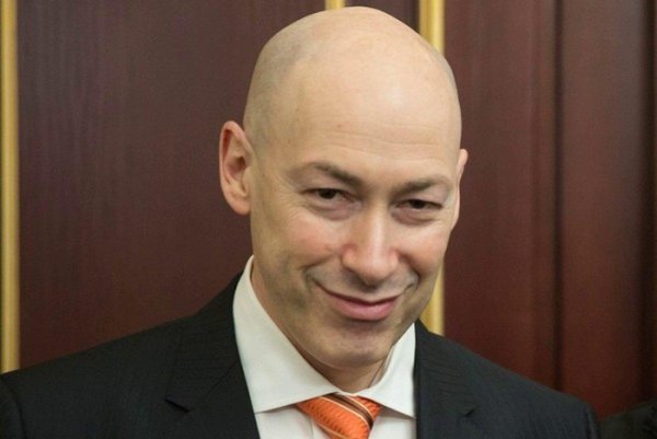 Дмитрий Гордон улыбается
