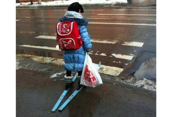 На асфальте в лыжи обутый
