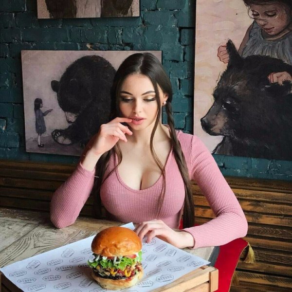 Девушки с большими булочками