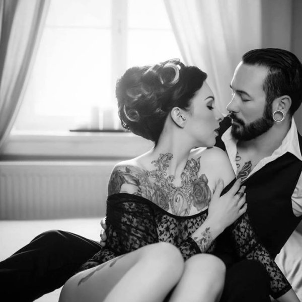 Дерзкая пара в татуировках