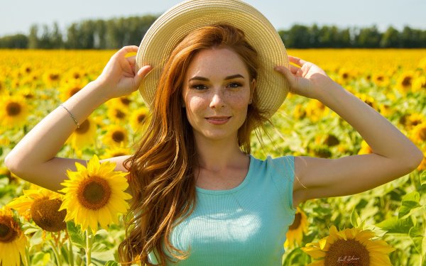 Человек в поле подсолнухов