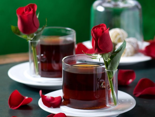 Роза и чашка чая