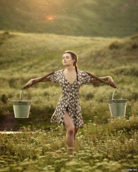 Женщина с ведром