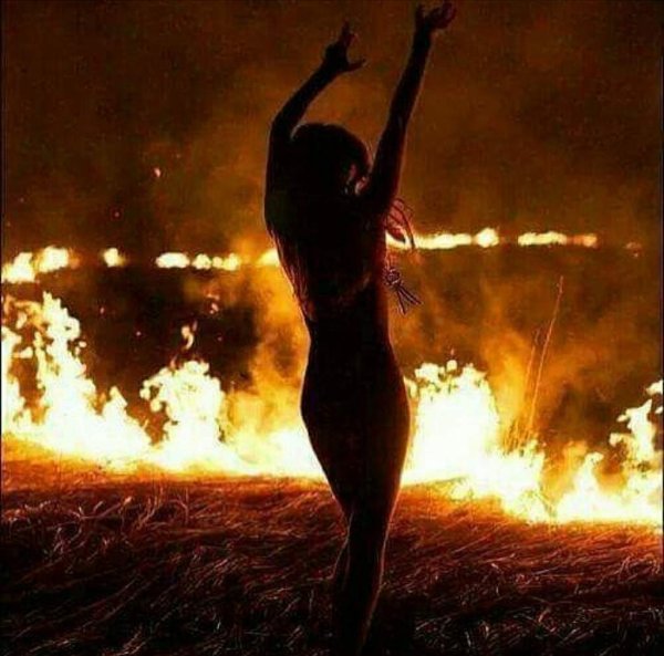 Девушка у костра