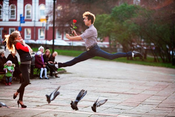 Парень бежит за девушкой