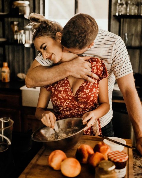 Мужчина и женщина на кухне