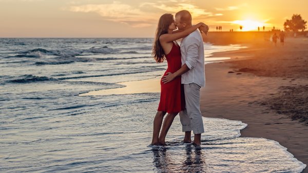 Влюбленная пара на берегу моря