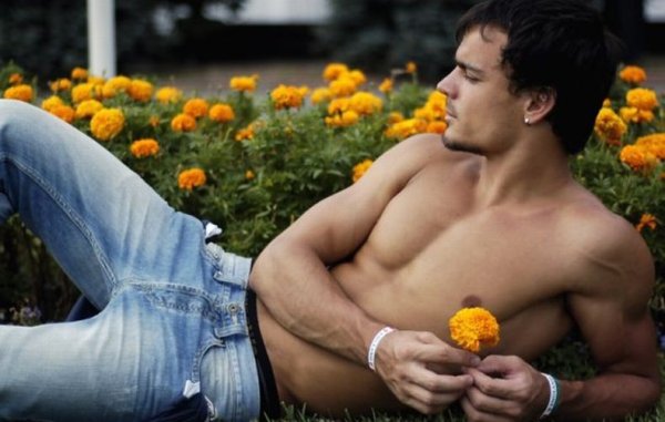 Красавчик с цветами