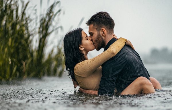 Девушка и парень вваде