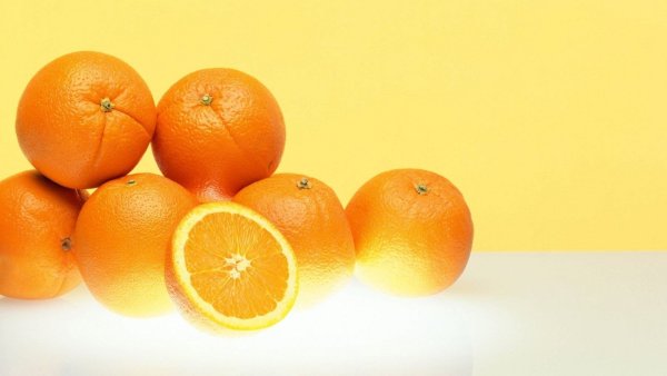 Апельсиновый сок в бокале