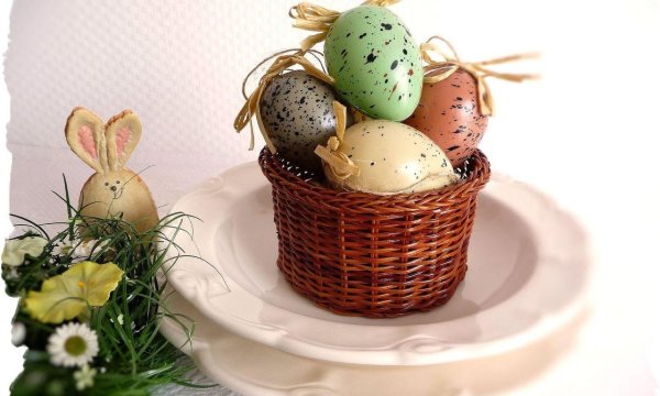Красивые корзинки с пасхальными яйцами
